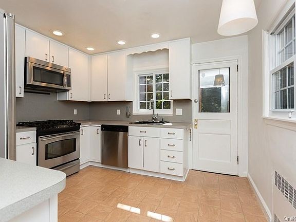 4th image of 45 Laurel St