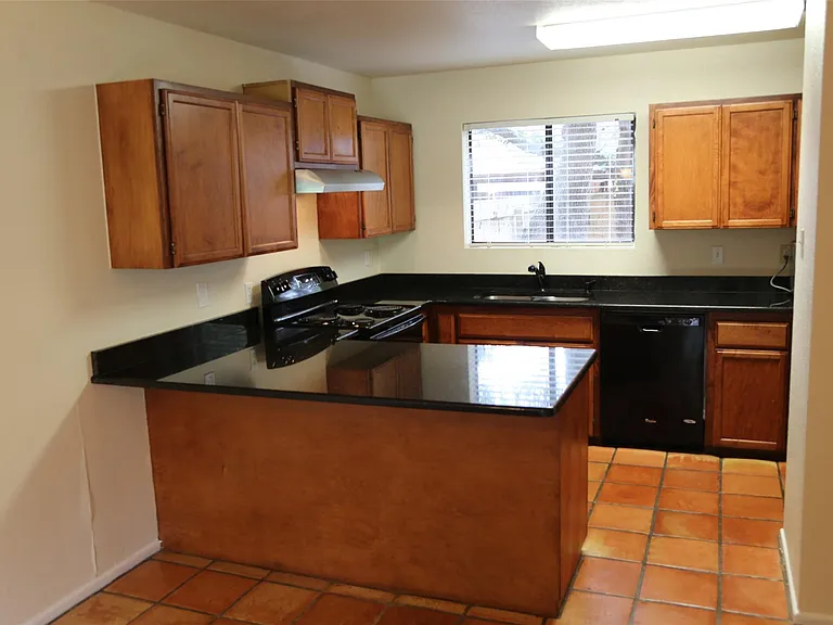 4 Deerfield Dr #D — Photo 8