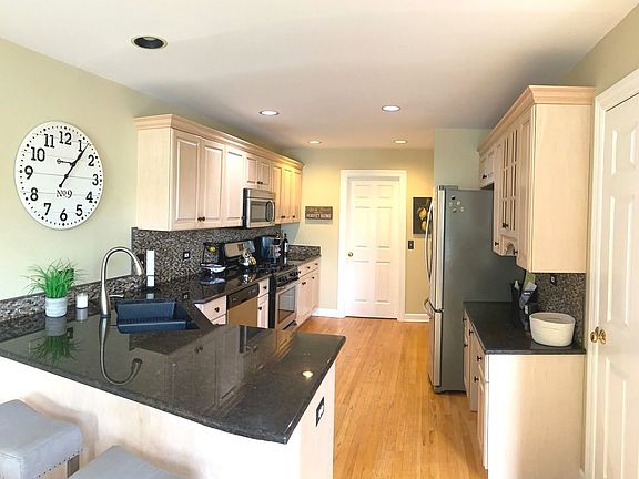 5th image of 816 King Henry Ln