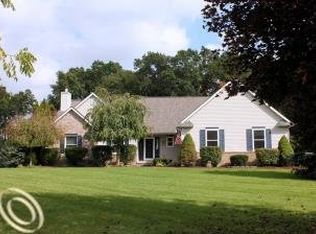 5239 Queensway Dr, Howell, MI 48843