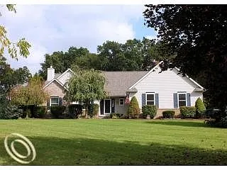 5239 Queensway Dr photo 1