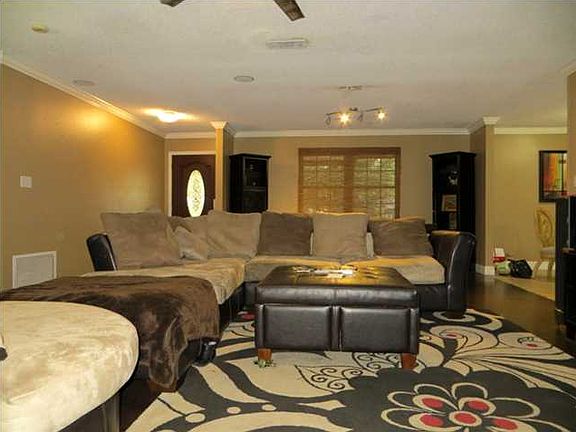 3rd image of 138 Troy Cir