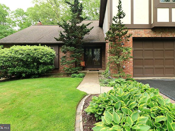 3rd image of 685 Berkshire Dr