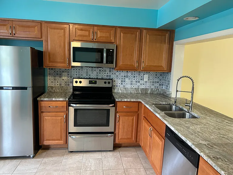 717 Westminster Ln — Photo 5