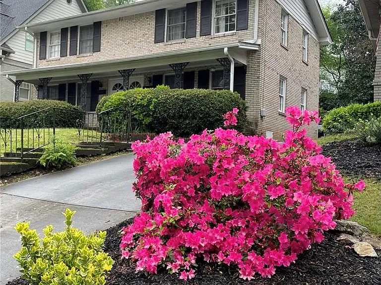 2429 Glenwood Dr NE #A — Photo 2