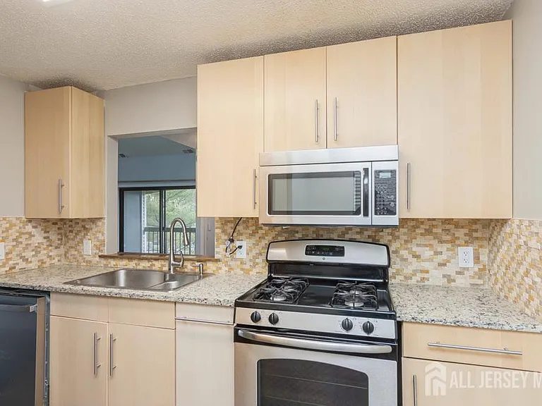 208 Sunshine Ct — Photo 10