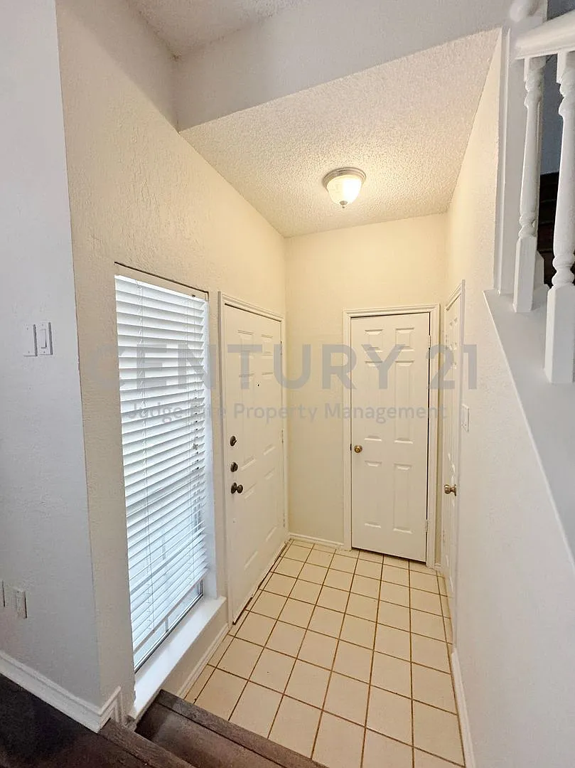 Wonderful 2-Story 2/2.5/2 Condo in PRIME Dallas Location For Rent! — Photo 3