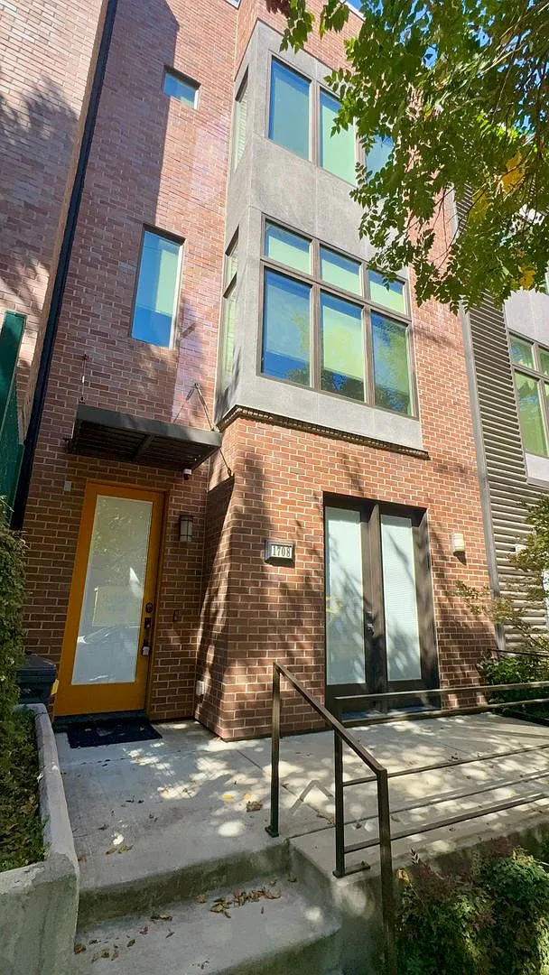 Vibrant 4 Story 2bed/3.5bath Plus Bonus Room in Midtown — Photo 2