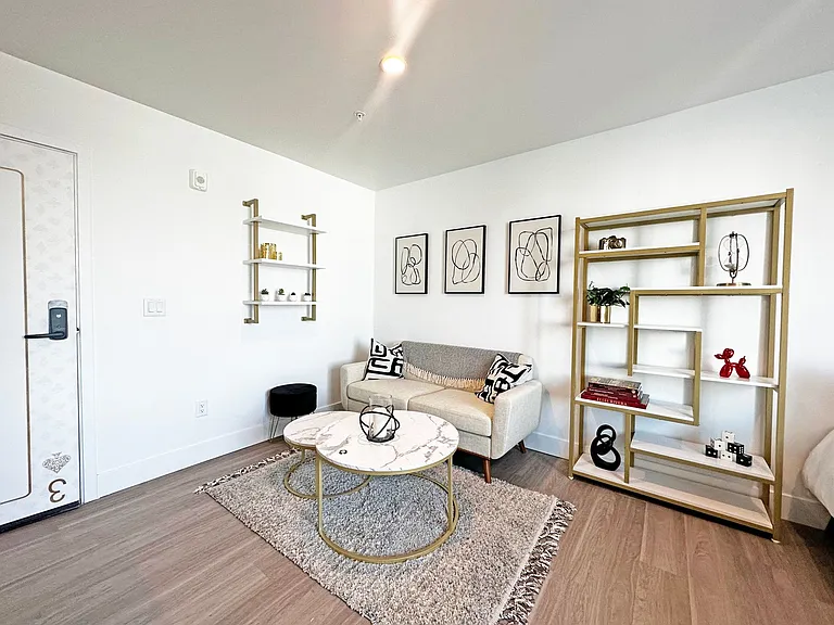 DLUX Lofts - Modern Downtown Studios — Photo 13