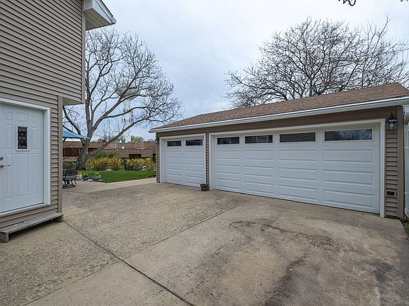 4th image of 24W600 Parkview Ct