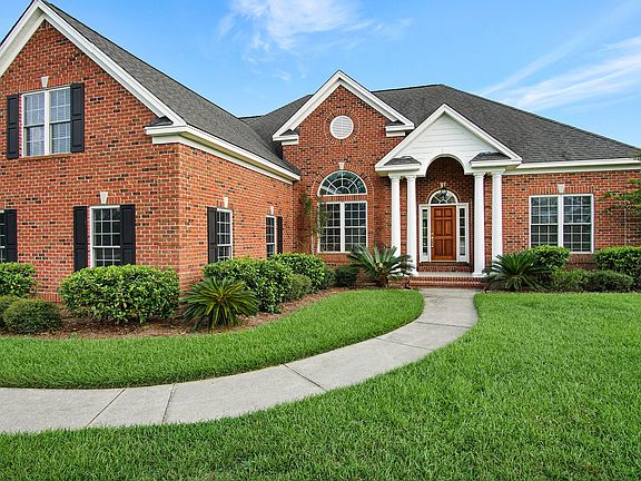 3rd image of 8 Crestwood Dr