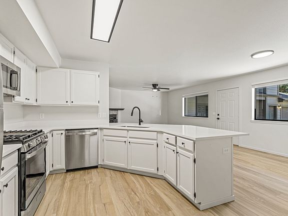 5th image of 3325 E Lockett Rd #3395-1
