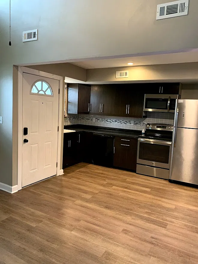 3 bed, 881 sqft, $1,605 — Photo 2