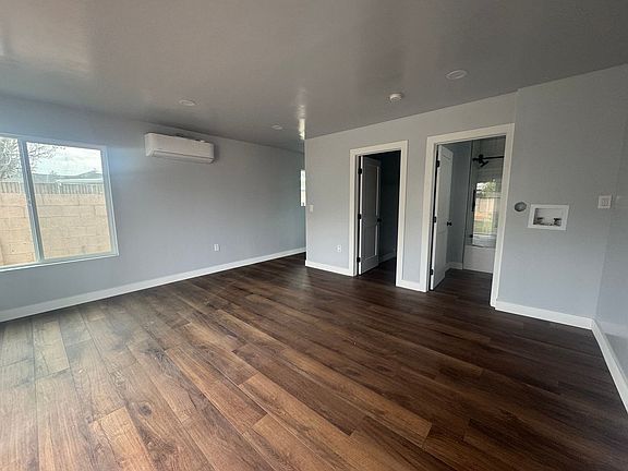 3rd image of 1900 1/2 N Bellflower Blvd