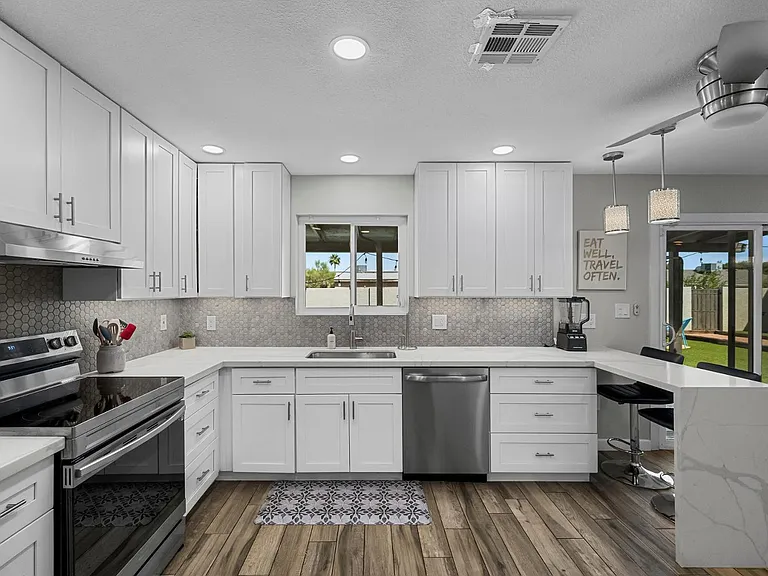 208 E Oxford Dr — Photo 8