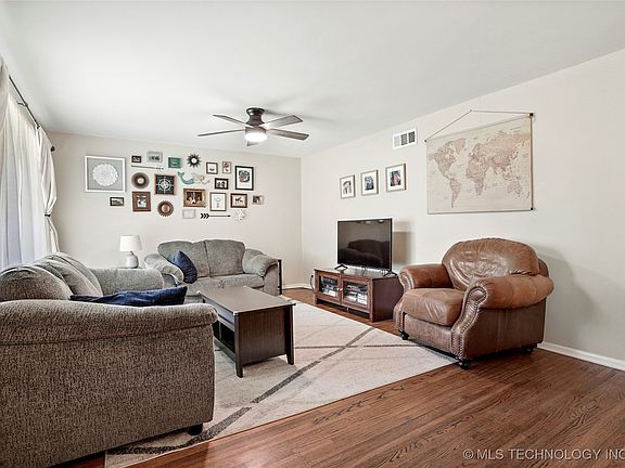 3rd image of 3926 E 51st Pl