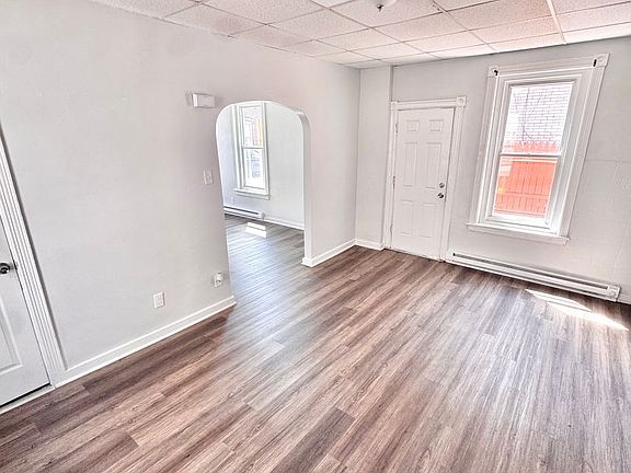 5th image of 635 W Green St