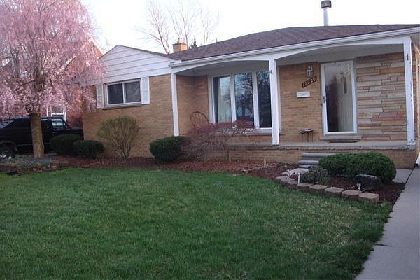 3 bedroom 1 1/2 bath house, front porch, nice landscaping