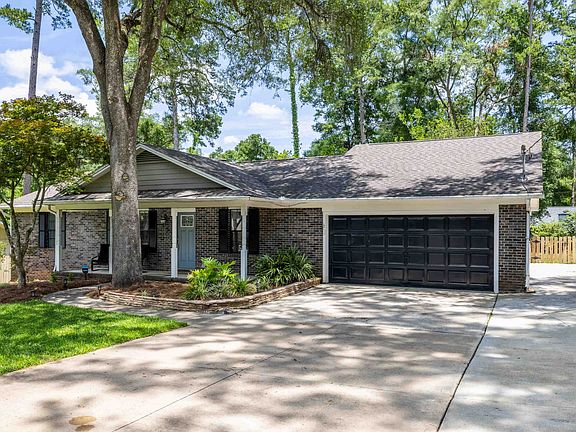3rd image of 2215 Yaupon Dr