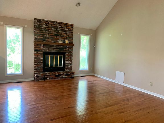 4th image of 6712 N Saint Clair Ave