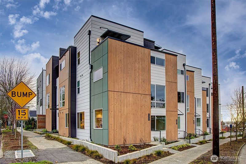 3rd image of 6400 Fauntleroy Way SW