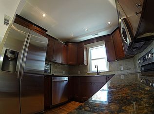 26 River Ln, Levittown, PA 19055
