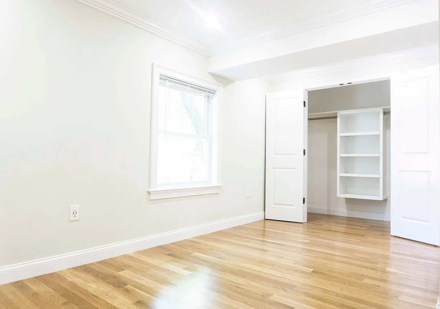 Ridiculous renovations including living room with metal object... (banishment room) — Photo 3