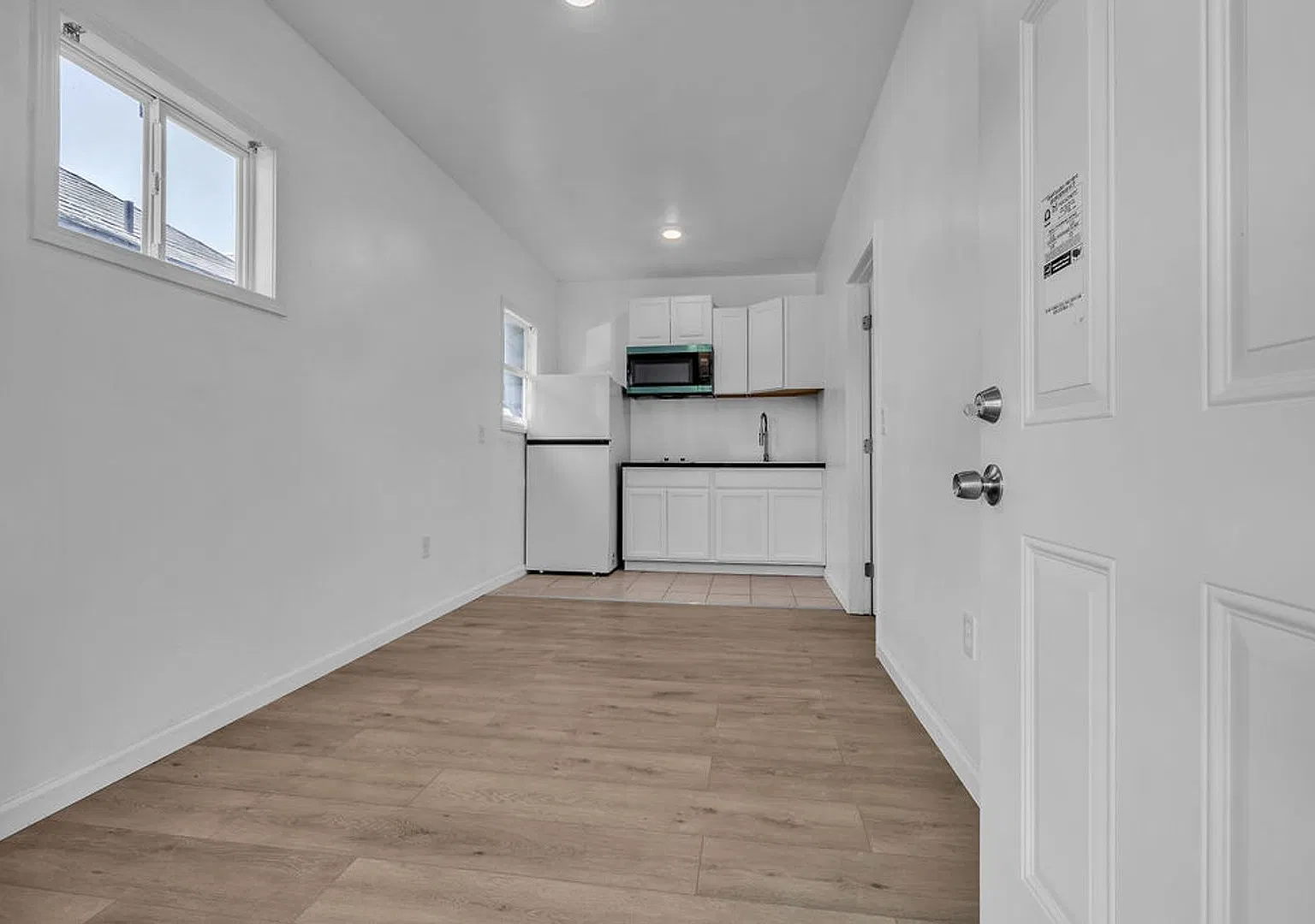 1/BED-1/Full Bath~ Super Mini Cottage With Large Possibilities! — Photo 2