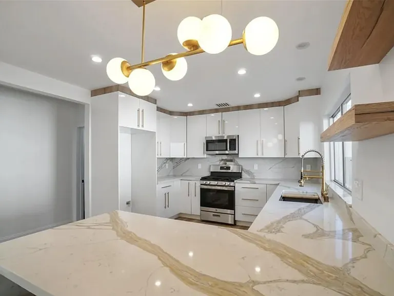 11044 Whitegate Ave — Photo 9