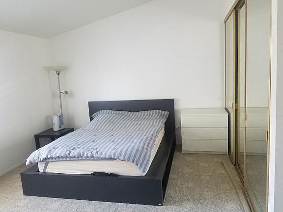 Master bedroom w/walk-in closet and 0.25 bathroom