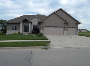 117 Eagle Ridge Dr, Waverly, IA 50677