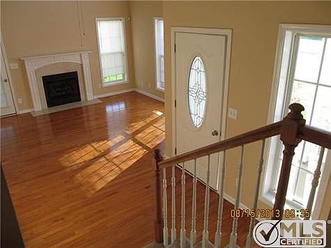 3rd image of 693 Fallbrook Ln