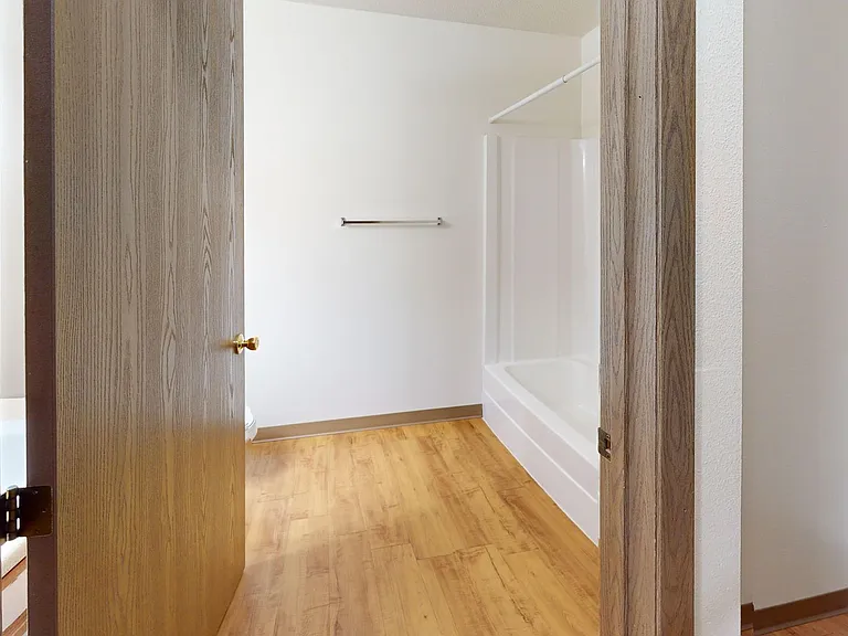 Dakota E & W Apartments — Photo 37