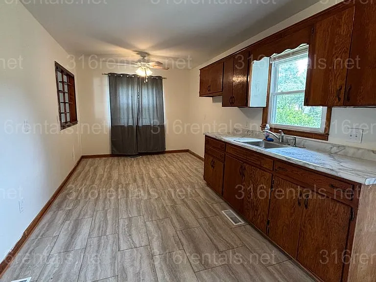 544 N 11th St — Photo 3