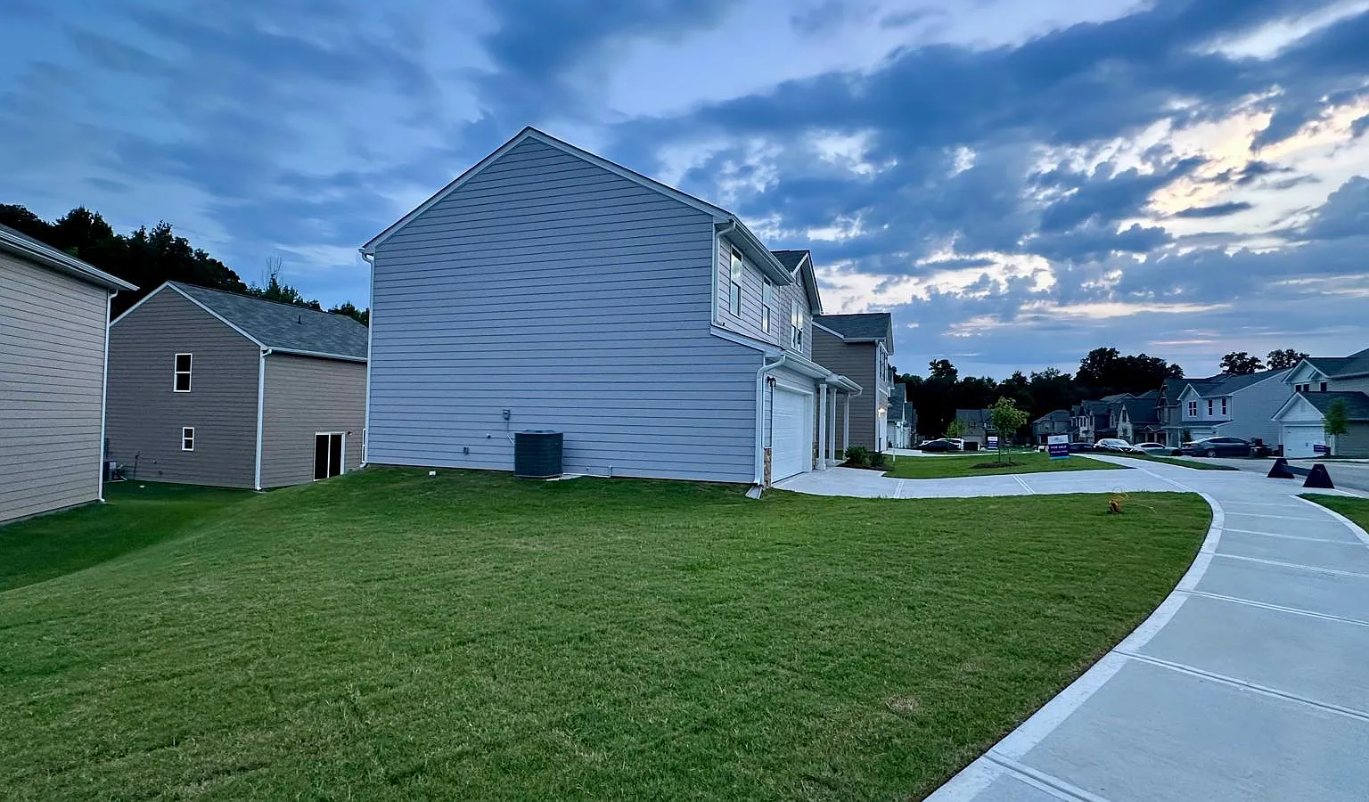 4 bed, 1900 sqft, $2,145 — Photo 2