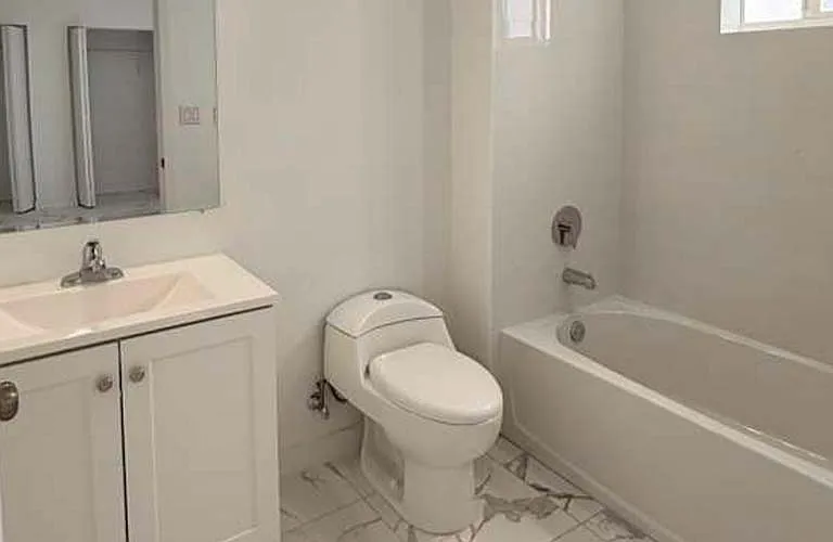 811 E 52nd St #202 — Photo 2