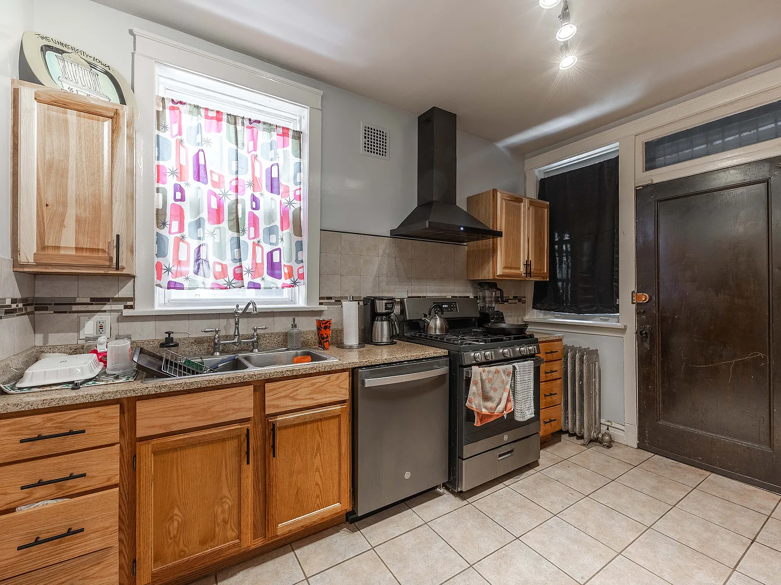 3 bed, 2400 sqft, $2,800 — Photo 4