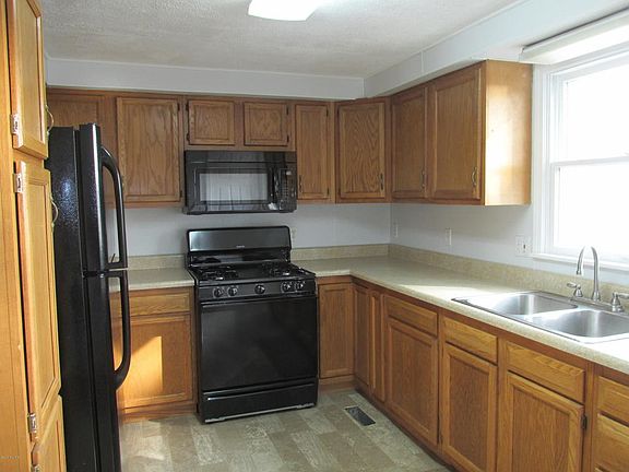 4th image of 206 S Hill St