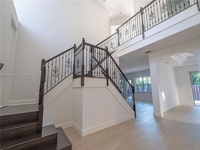 5 bed, 4.0 bath, $8,200 — Photo 2