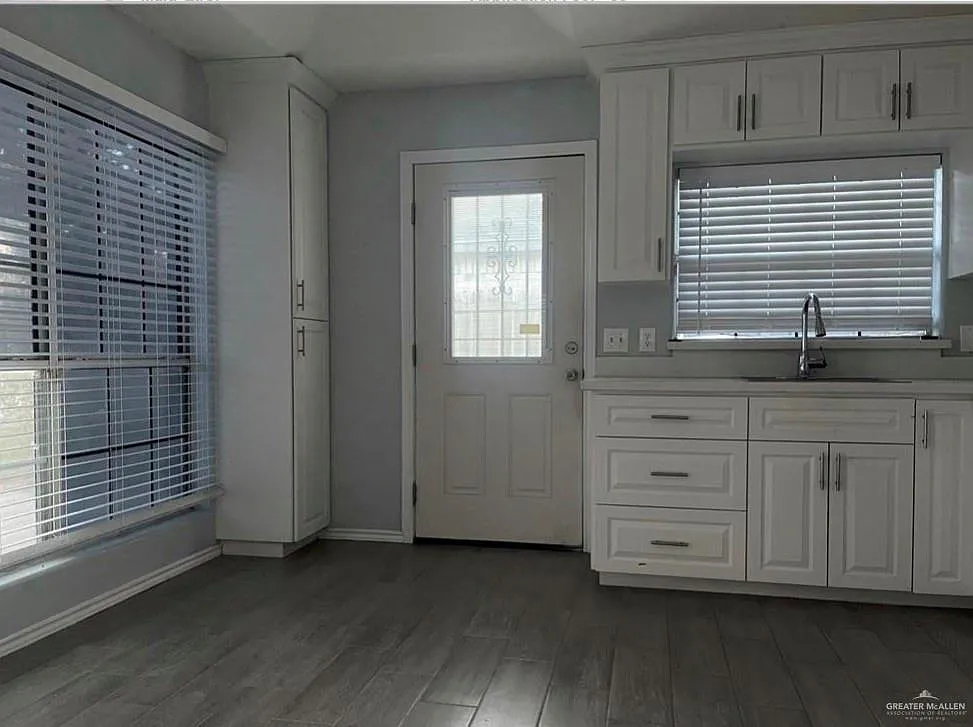 3 bed, 2.0 bath, 1063 sqft, $1,300 — Photo 2