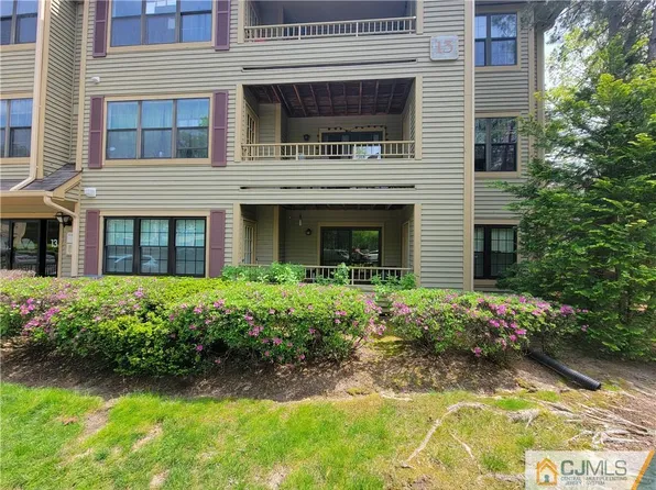 1304 Stoneridge Cir, Helmetta, NJ 08828