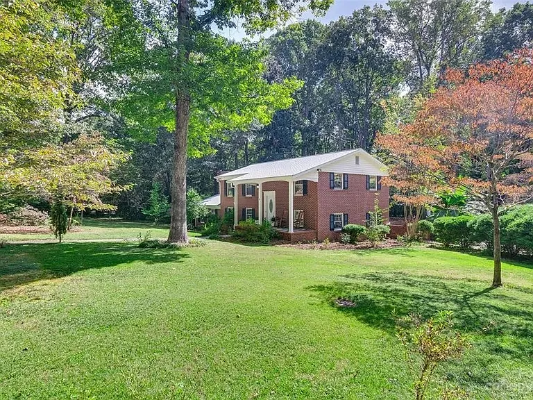 7 Park Dr — Photo 2