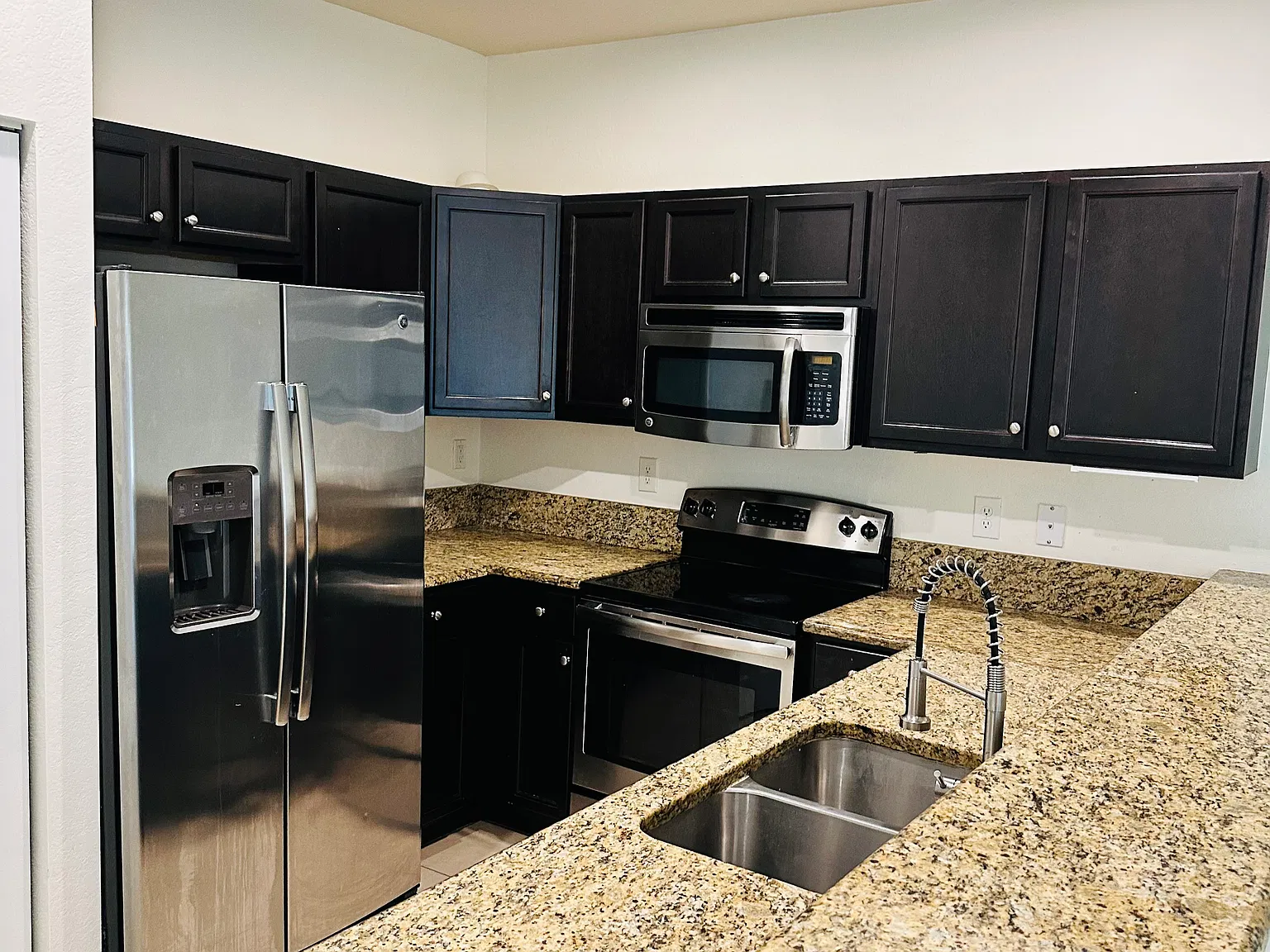 3 bed, 2.5 bath, 1402 sqft, $2,300 — Photo 4