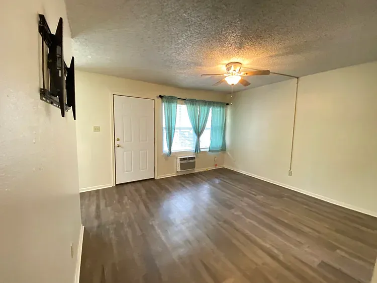 112 Lady Bird Ln #A — Photo 4