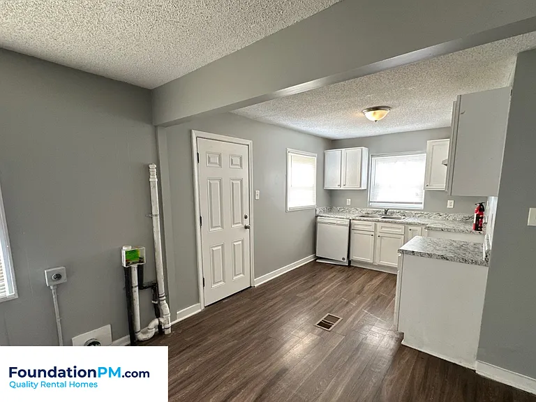 1392 Kyle St — Photo 5