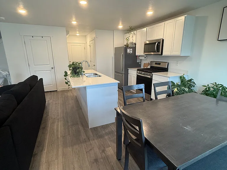 1045 W Broadleaf Dr — Photo 3