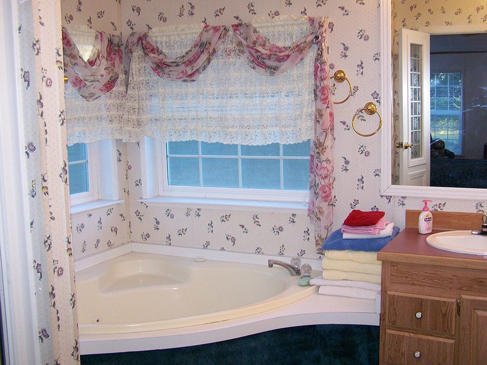 Jetted tub in master bath