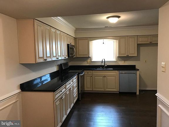 3rd image of 1023 Queens Ct