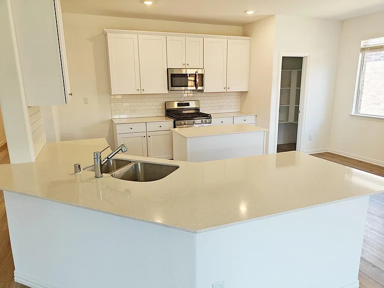 8404 Honeylocust St — Photo 4