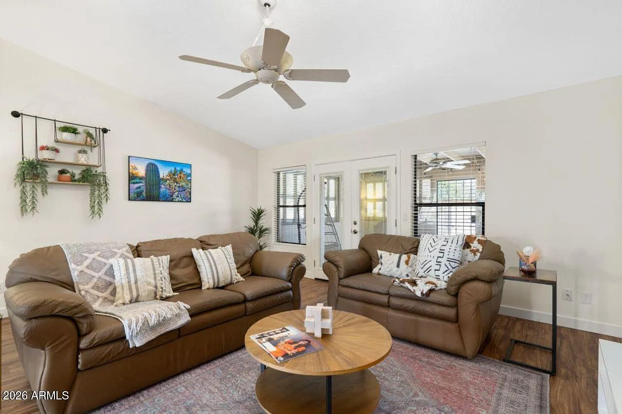 3 bed, 2.0 bath, 1941 sqft, $5,000 — Photo 2
